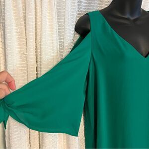 Krisa cold shoulder emerald green dress 🔥 NWT 🔥 lined 🔥 small